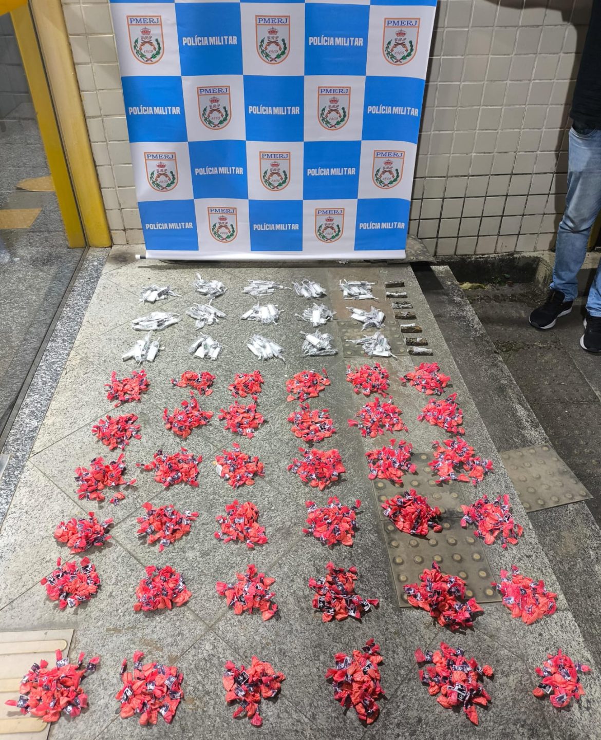 pm detém dois suspeitos e apreende mais de dois quilos de drogas em vassouras divulgaÇÃo