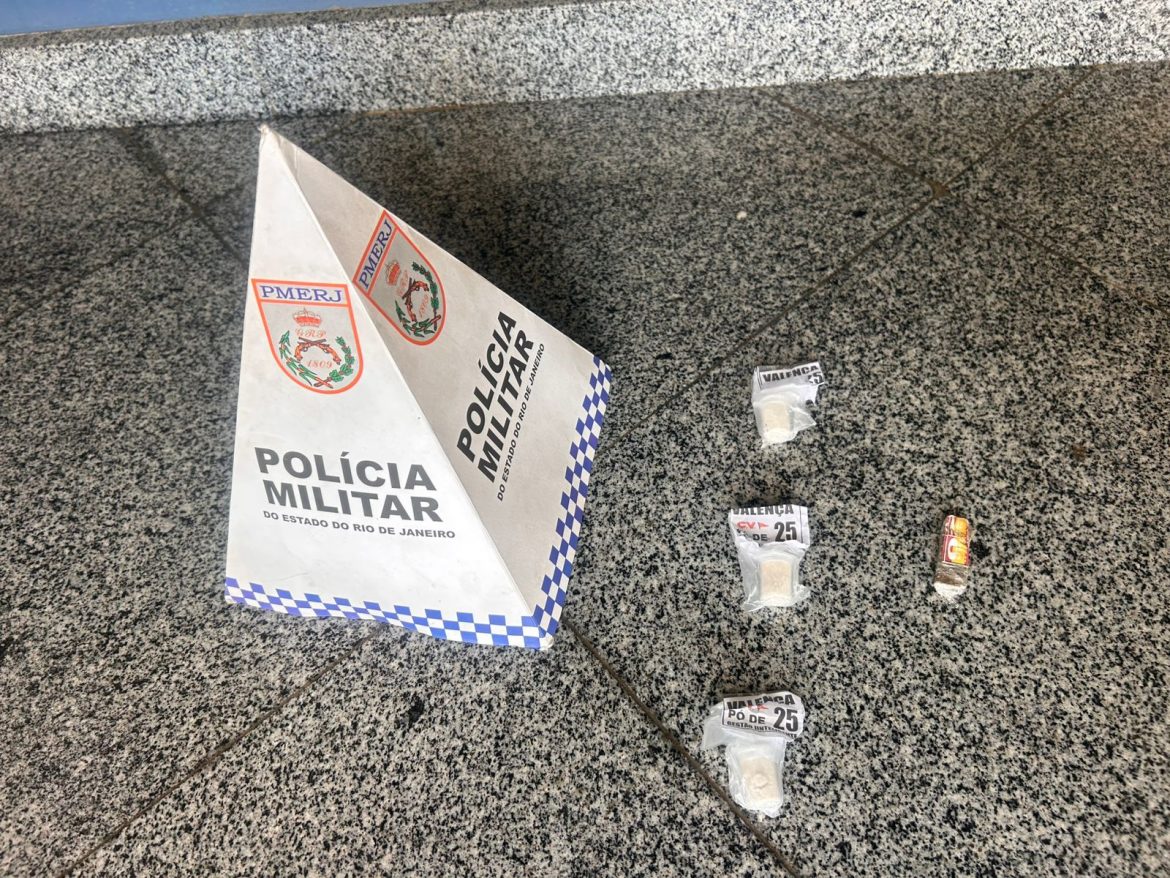 16 polÍcia polícia apreende drogas em residência no bairro cambota divulgação