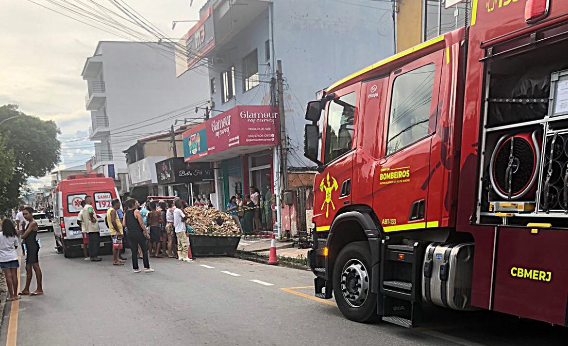 19.cf.res.cidades.parte de casa em demolição desaba.redes sociais (2)