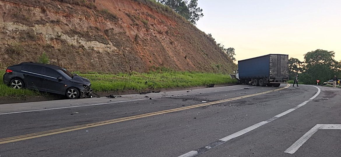 19.cf.res.polÍcia.motorista fica ferido após invadir.1.colisÃo.divulgaÇÃprf