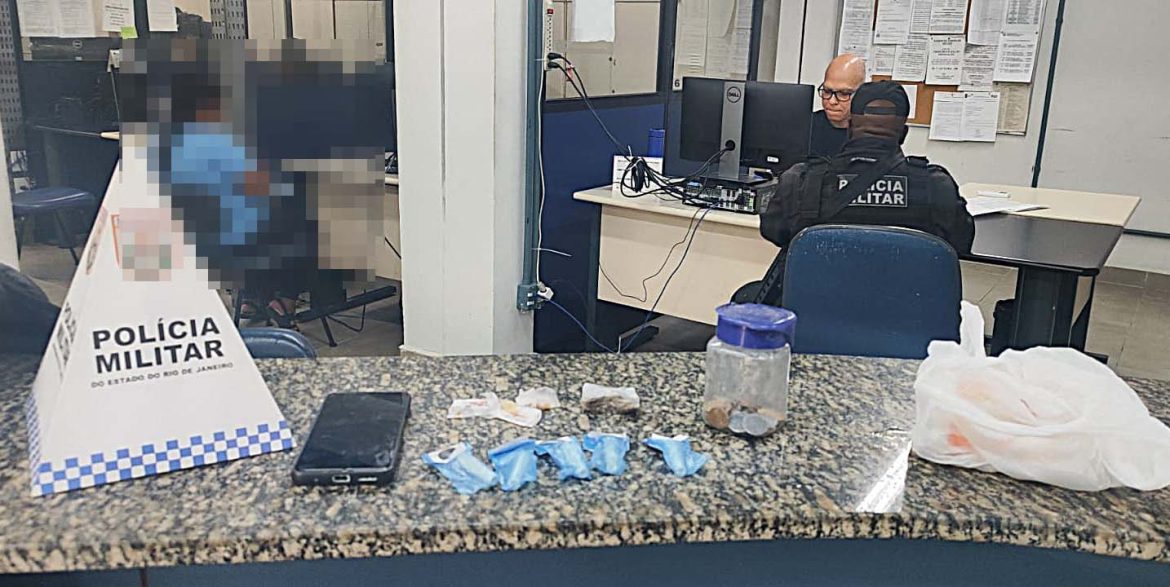 21.cf.res.polÍcia.pm prende homem suspeito de tráfico.divulgaÇÃopm