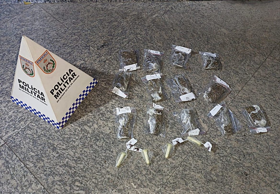 22.cf.res.polÍcia.homem é preso suspeito de tráfico.divulgaÇÃopm