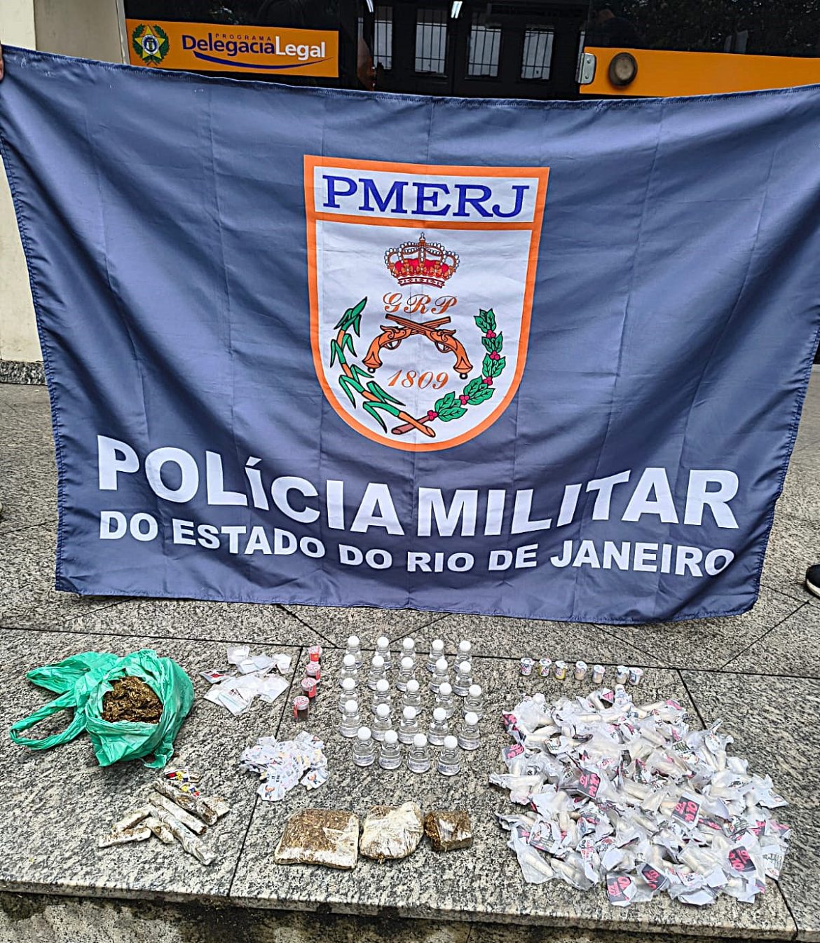 23.cf.res.polÍcia.pm apreende mais de meio quilo de drogas.divulgaÇÃopm