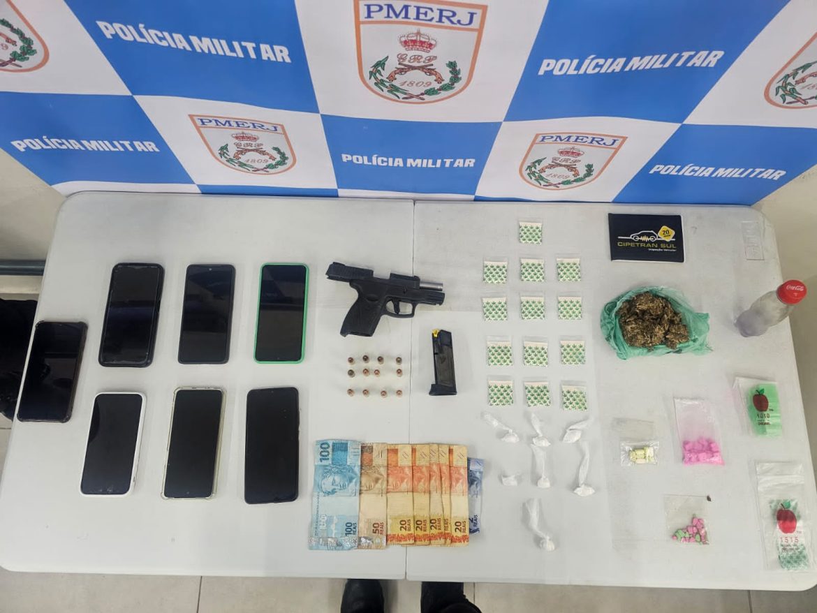 26.cf.res.polÍcia.pm prende quatro suspeitos e apreende armas.divulgaÇÃopm