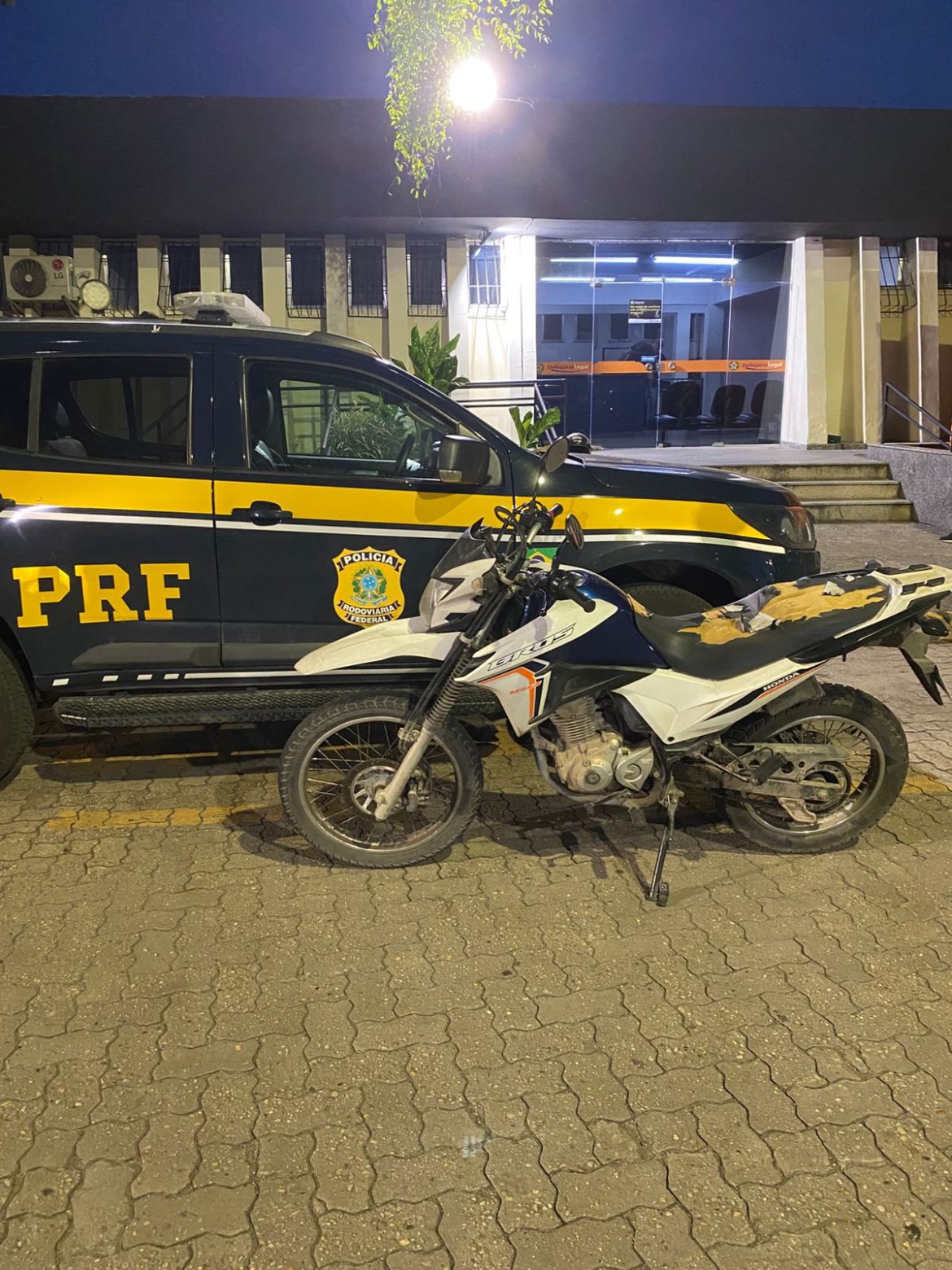 27 polÍcia casal é flagrado pela prf na dutra, em resende, com moto de placa adulterada divulgaÇÃo