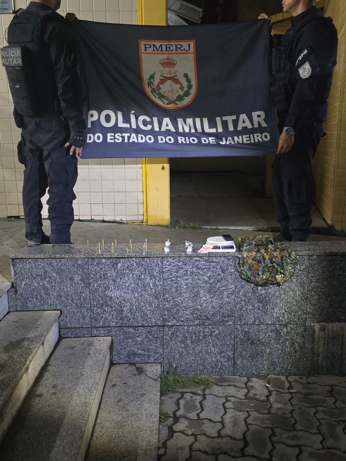 27 polÍcia pm detém dupla e apreende drogas e munições durante ação em três rios divulgaÇÃo