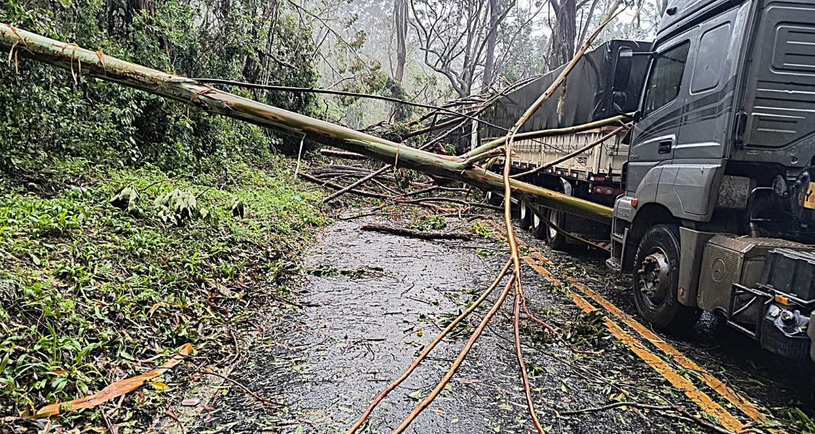 27.cf.res.cidades.temporal provoca bloqueio.1.defesacivil.divulgaÇÃo prf (2)