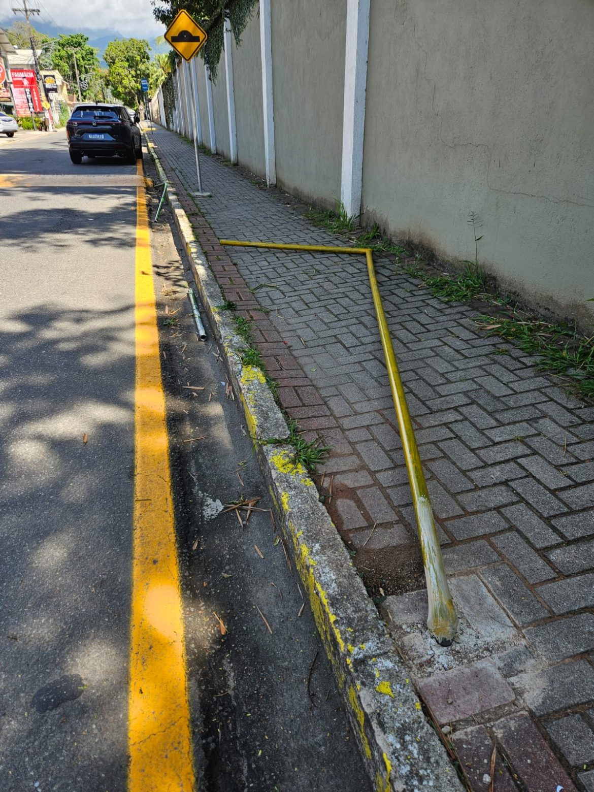 28.cf.res.cidades.caminhão derruba placa.1.placa.divulgaÇÃopmi (2)