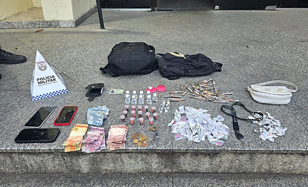 30.cf.res.polÍcia.homem é preso e adolescente apreendido por tráfico.divulgaÇÃopm