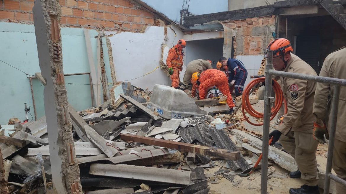 34.cf.res.cidades.desabamento em demolição deixa dois.1.equipe.defesacivil (2)