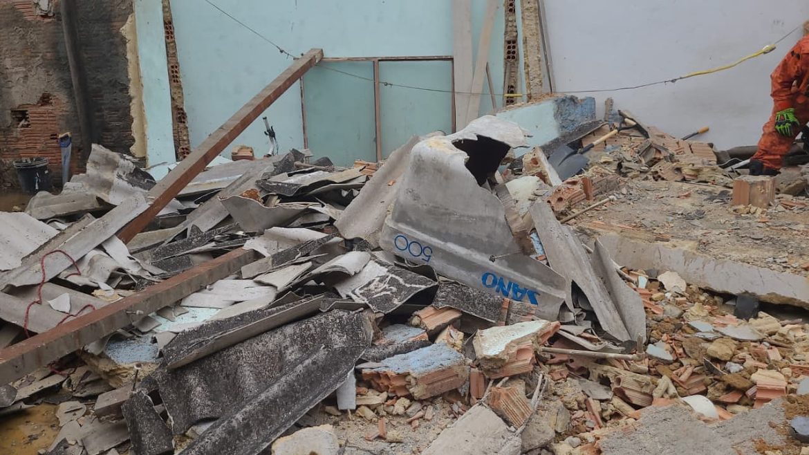 34.cf.res.cidades.desabamento em demolição deixa dois.2.interditou.defesacivil (2)