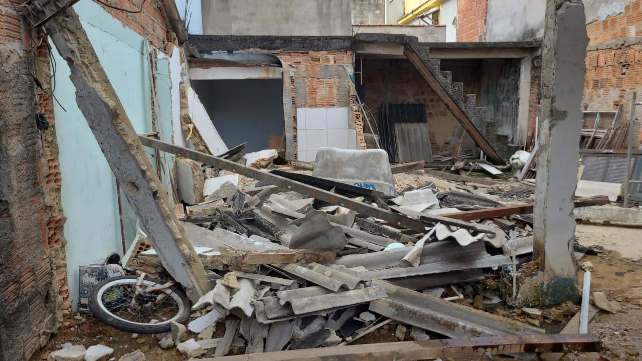 34.cf.res.cidades.desabamento em demolição deixa dois.2.interditou.defesacivil