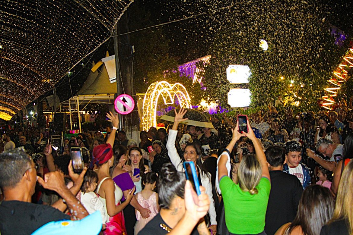 44.cf.res.cidades.neve em penedo e parada de natal.1.neve.redessociais (3) 44.cf.res.cidades.neve em penedo e parada de natal.1.neve.redessociais (3)