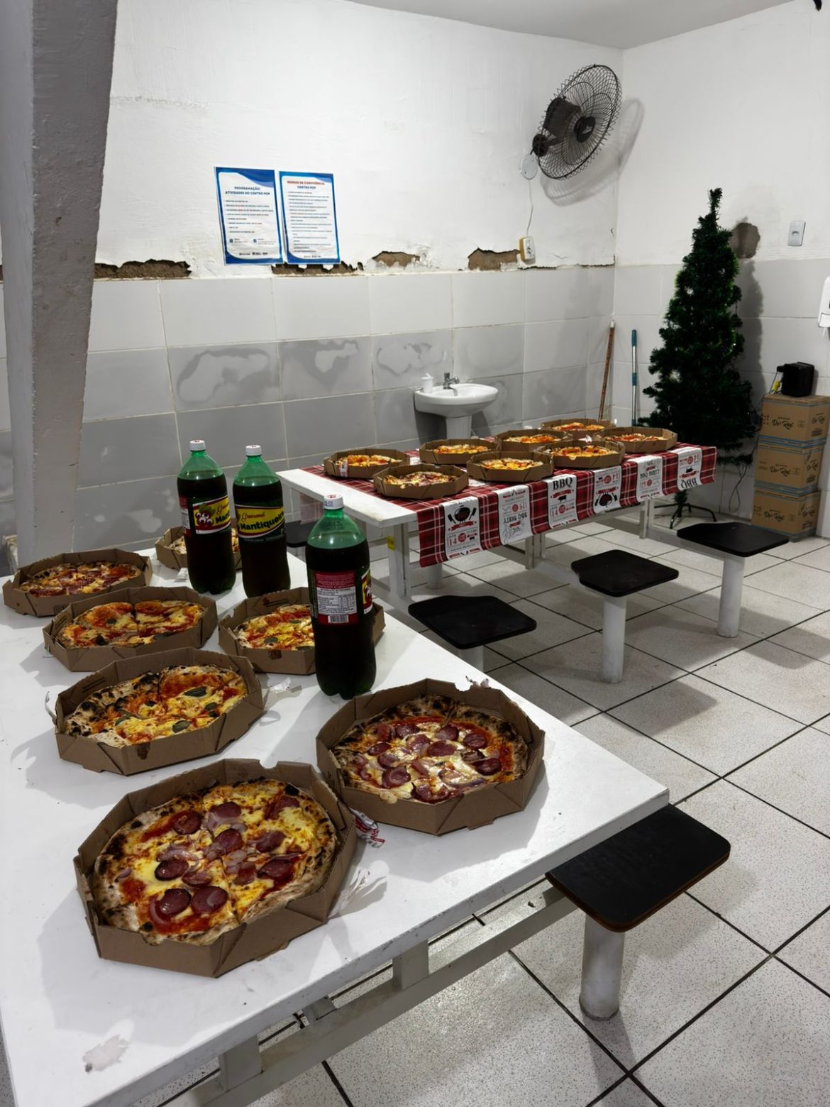 ação ‘pizza solidária’ leva alimento e acolhimento a pessoas em situação de rua em volta redonda divulgaÇÃo111