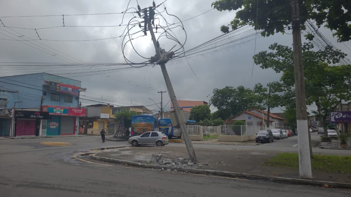 caminhão atinge poste e provoca rompimento da rede elétrica na cidade alegria, em resende divulgação