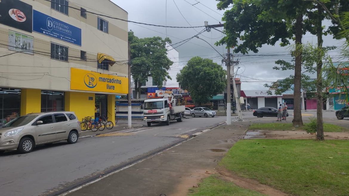 caminhão atinge poste e provoca rompimento da rede elétrica na cidade alegria, em resende divulgação1111