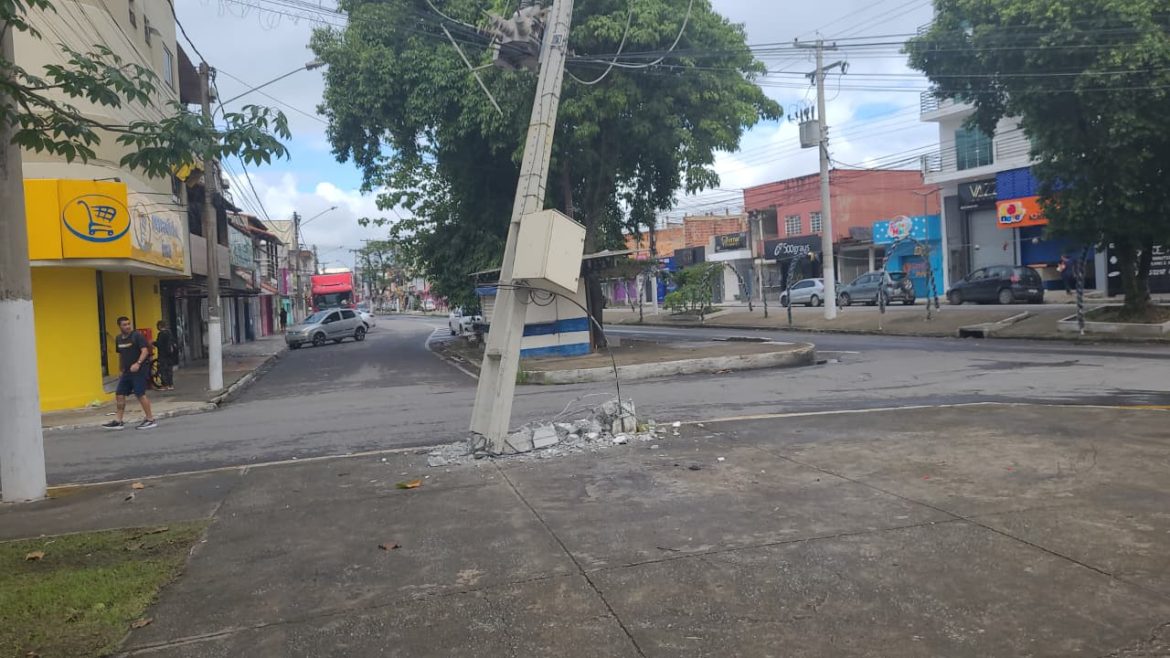 caminhão atinge poste e provoca rompimento da rede elétrica na cidade alegria, em resende divulgação13