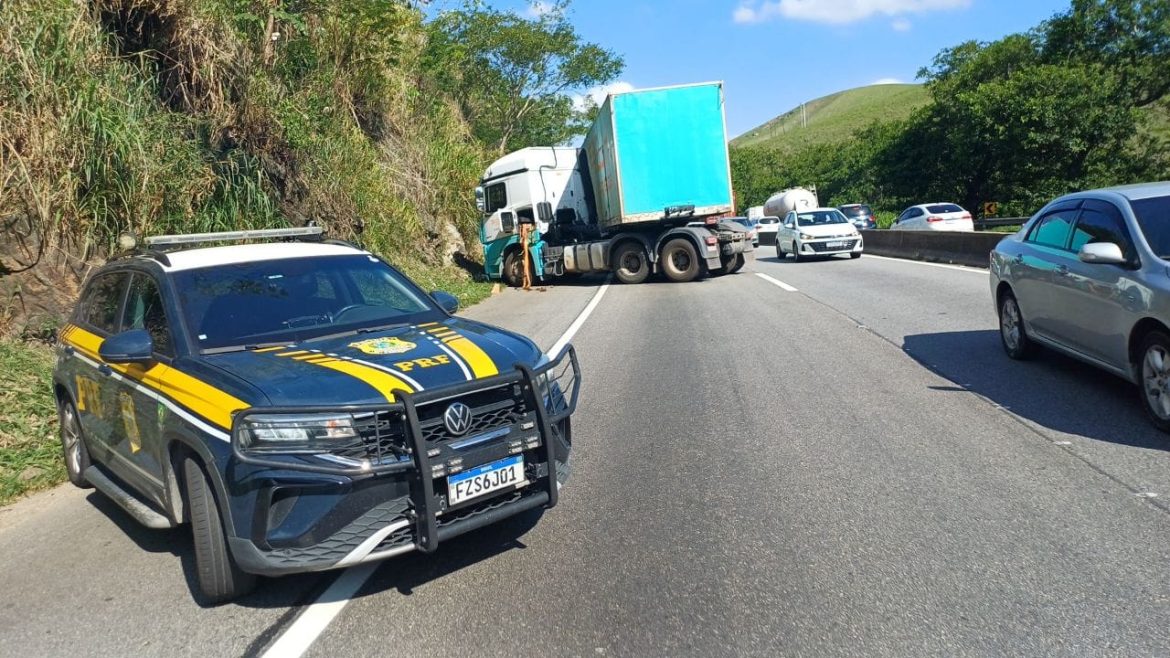 carreta dá l, colide em barranco e aumenta o congestionamento na dutra divulgação