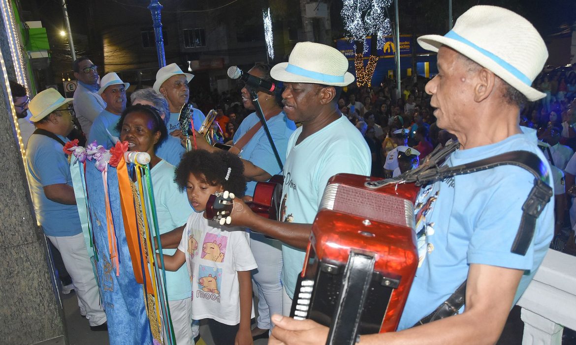 dentro da programação, no dia 5, na praia do anil, o cantor belo sobe ao palco, animando o público com grandes sucessos divulgação