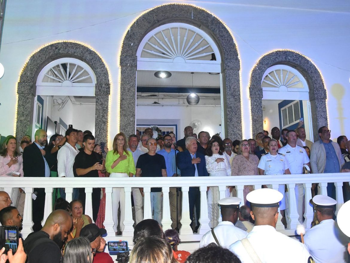 dentro da programação, no dia 5, na praia do anil, o cantor belo sobe ao palco, animando o público com grandes sucessos divulgação1