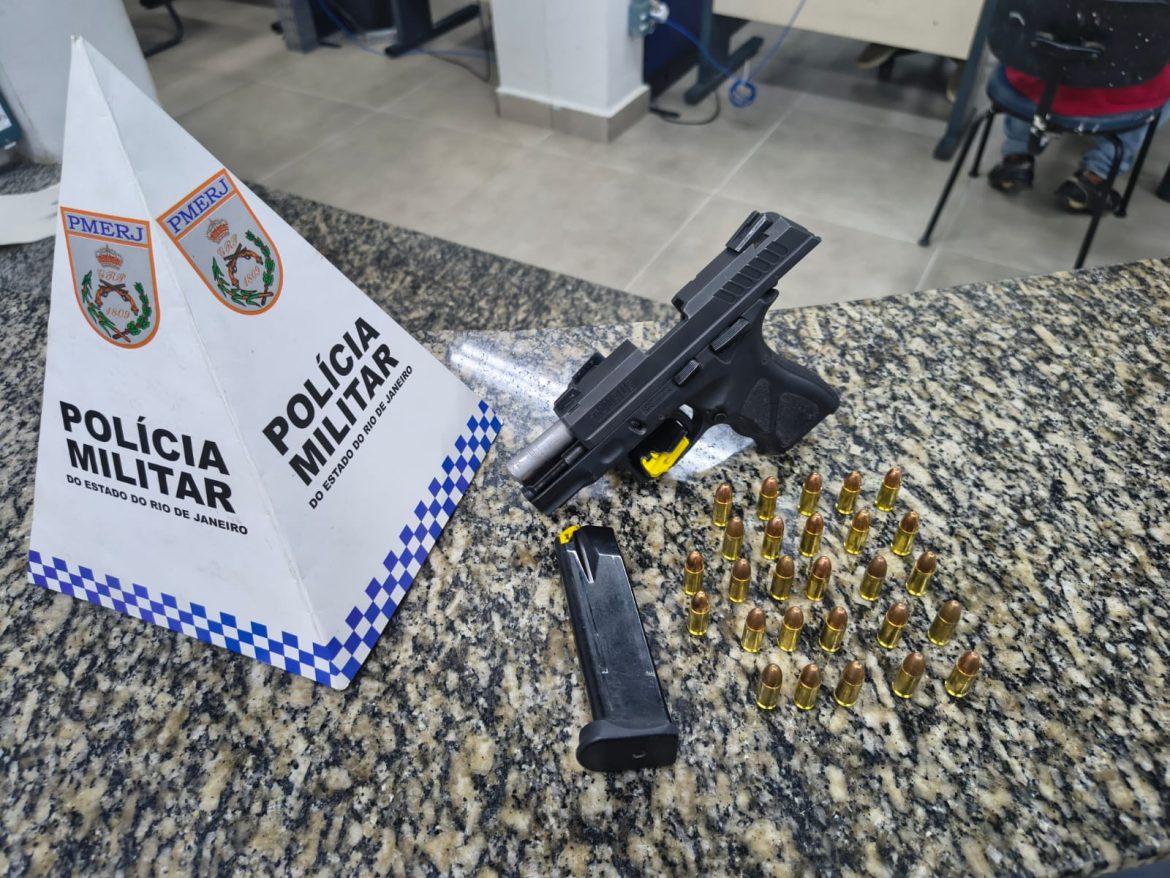 homem é detido pela pm com arma de uso restrito no bairro paraíso, em resende divulgação