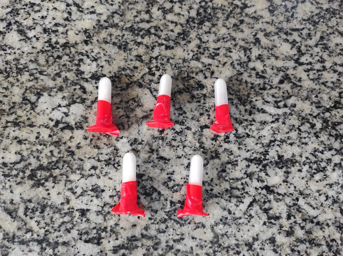 mulher é detida com cinco pinos de cocaína durante abordagem no bairro morsing, em mendes divulgação