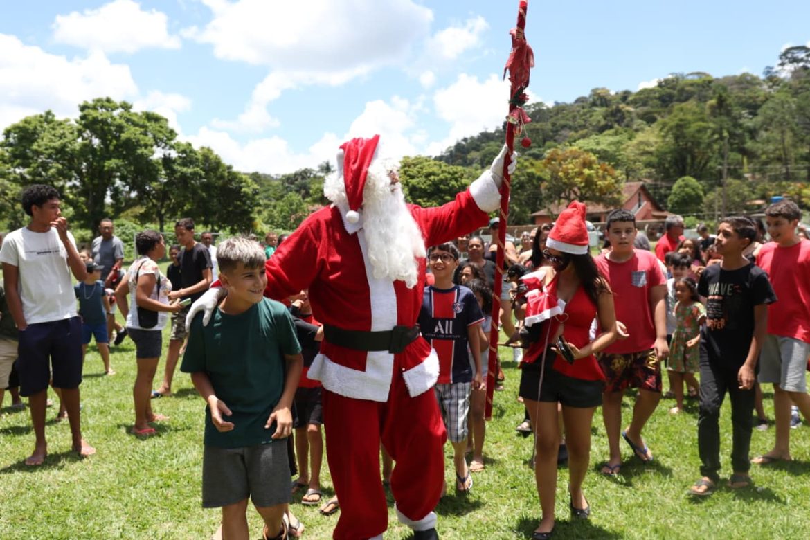 papai noel chega ao distrito de são josé do turvo, em barra do piraí, nesta terça feira, dia 23 divulgação secom1