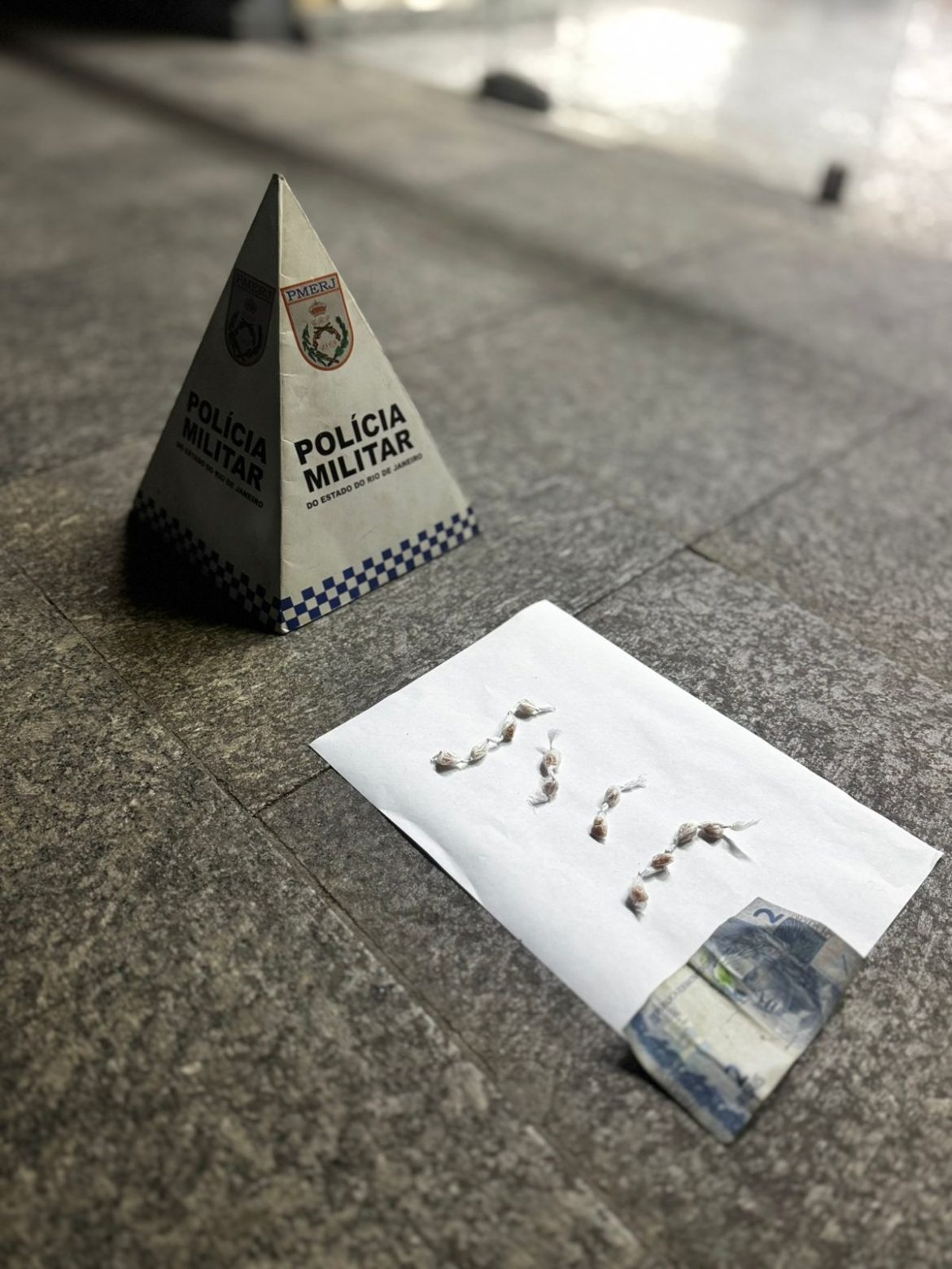 pm apreende 12 pedras de crack após perseguição a suspeito em paraíba do sul divulgação