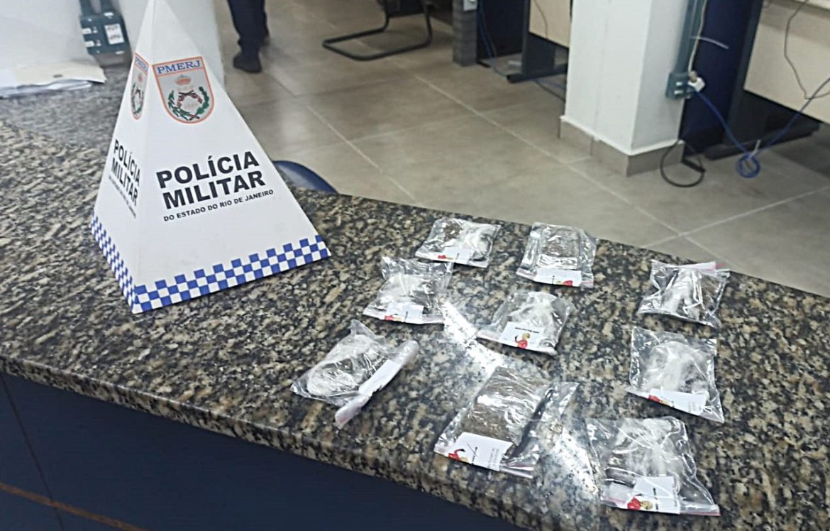 13.cf.res.polÍcia.após denúncia, polícia militar apreende drogas.divulgaÇÃopm