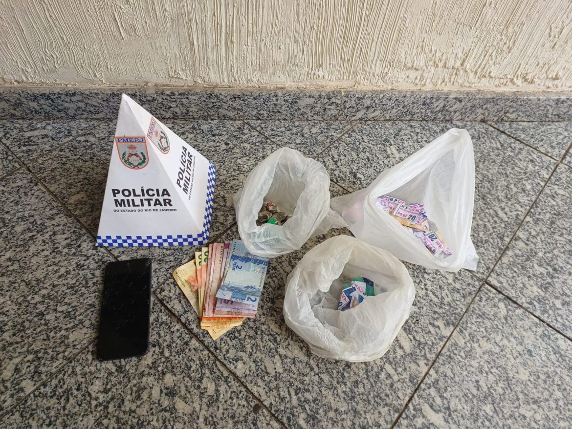 17 polÍcia suspeito detido e drogas apreendidas pela pm no bairro areal divulgaÇÃo