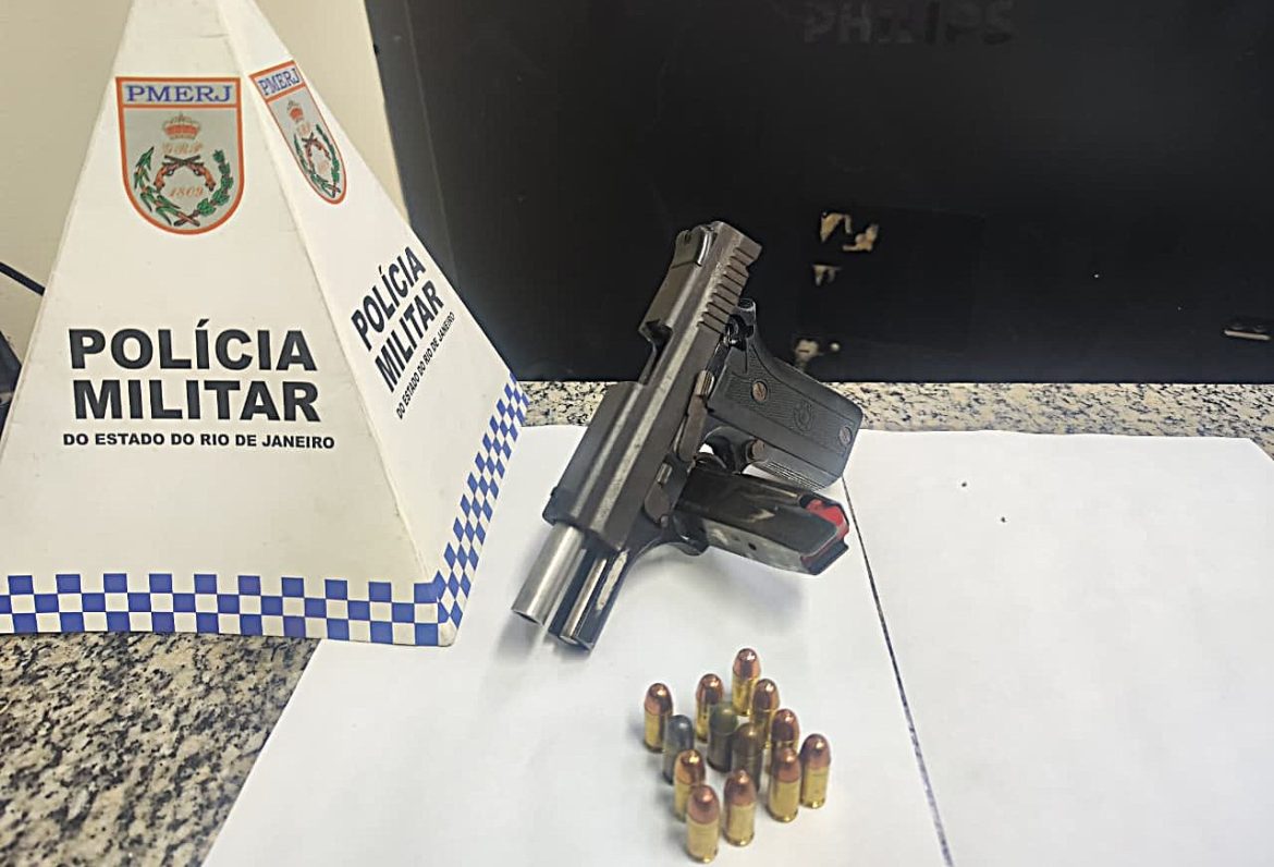 17.cf.res.polÍcia.homem é preso com pistola.divulgaÇÃopm