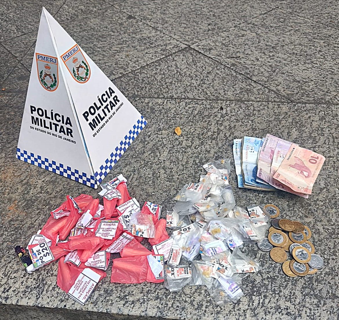 18.cf.res.polÍcia.dois adolescentes são apreendidos.divulgaÇÃopm