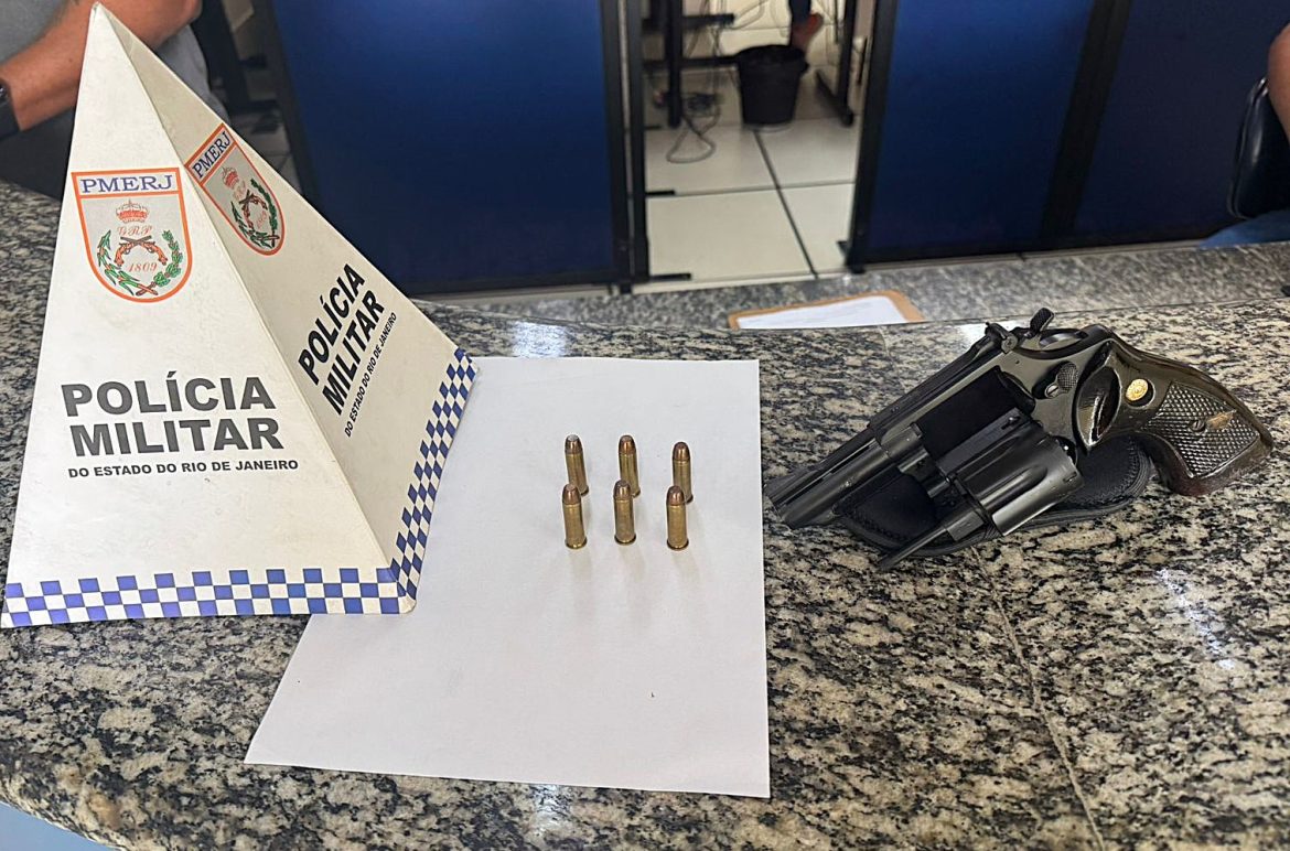 20.cf.res.polÍcia.homem é preso após arremessar arma.divulgaÇÃopm
