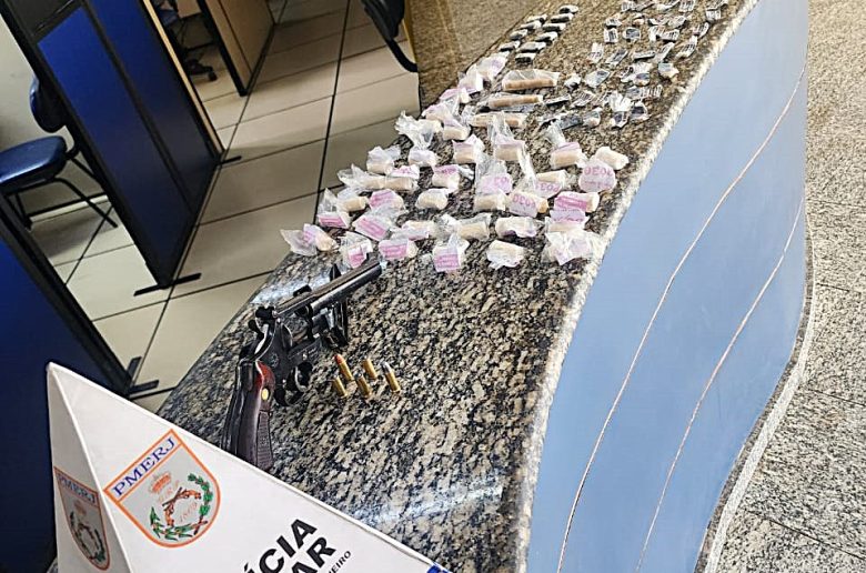 20.cf.res.polÍcia.pm apreende mais de meio quilo de drogas.divullgaÇÃopm