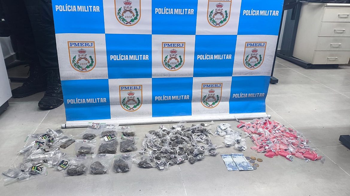 20.cf.res.polÍcia.pm apreende mais de um quilo de drogas.divulgaÇÃopm