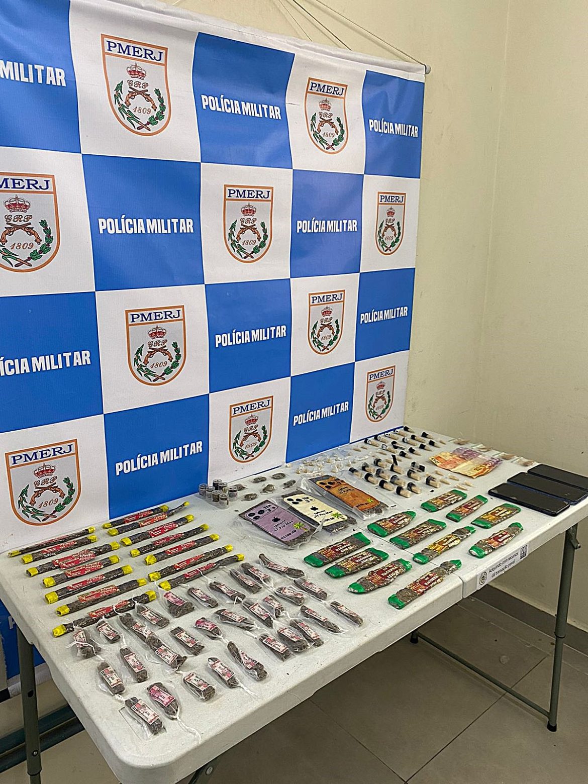 22.cf.res.polÍcia.pm detém cinco suspeitos e apreende drogas.divlgaÇÃopm