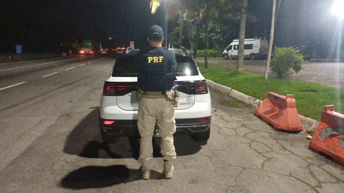 24 polÍcia prf flagra mulher com carro clonado durante fiscalização na dutra, em barra mansa divulgaÇÃo 1