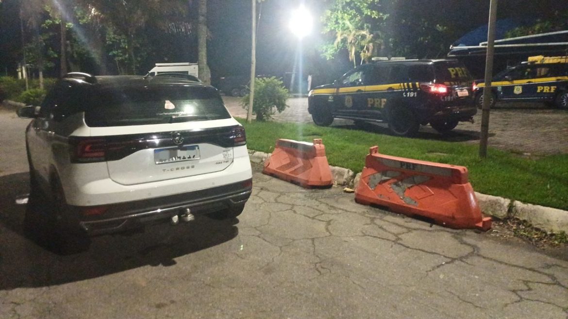 24 polÍcia prf flagra mulher com carro clonado durante fiscalização na dutra, em barra mansa divulgaÇÃo11