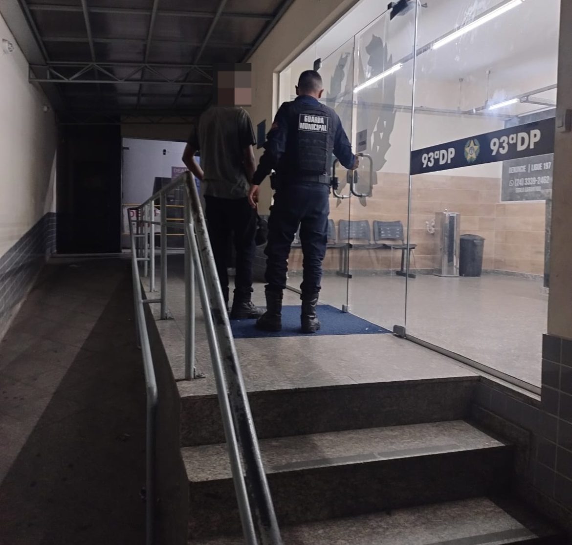 29 polÍcia motociclista sem cnh é flagrado após exibição arriscada em avenida da cidade divulgaÇÃo semop