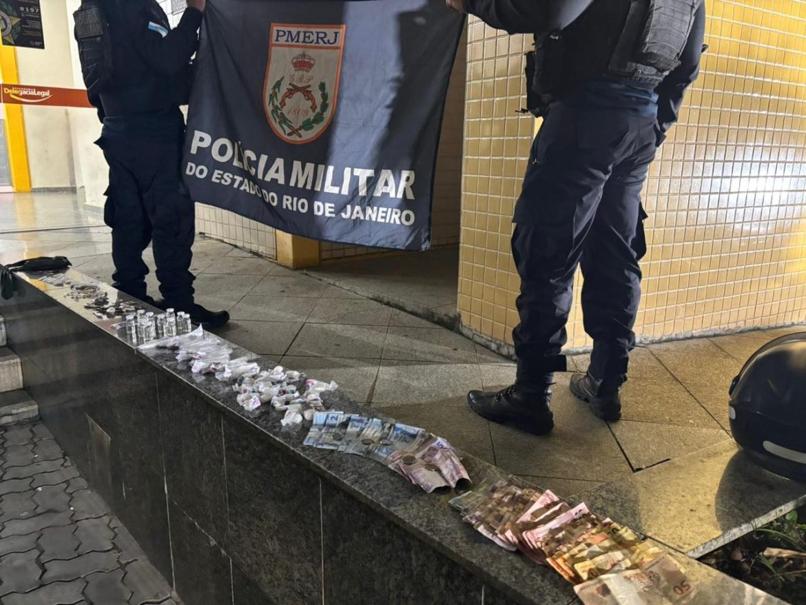 32 polÍcia pm apreende grande quantidade de drogas e dinheiro com adolescente no bairro triângulo divulgaÇÃo