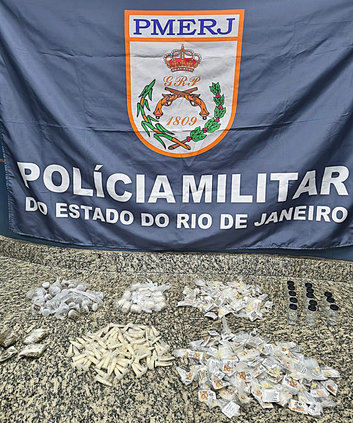32.cf.res.polÍcia.pm prende dois suspeitos de tráfico.divulgaÇÃopm