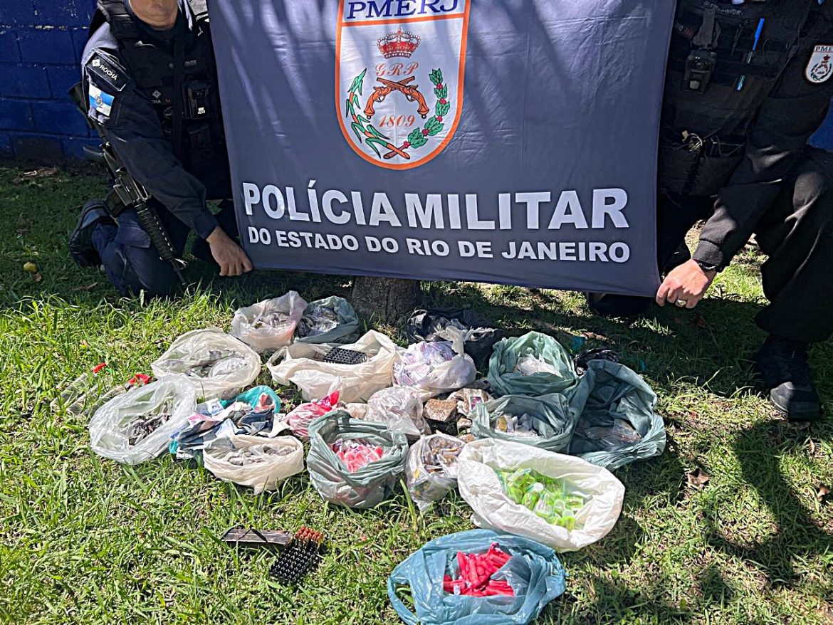 40.cf.res.polÍcia.pm apreende adolescentes com quase um quilo.divulgaÇÃopm