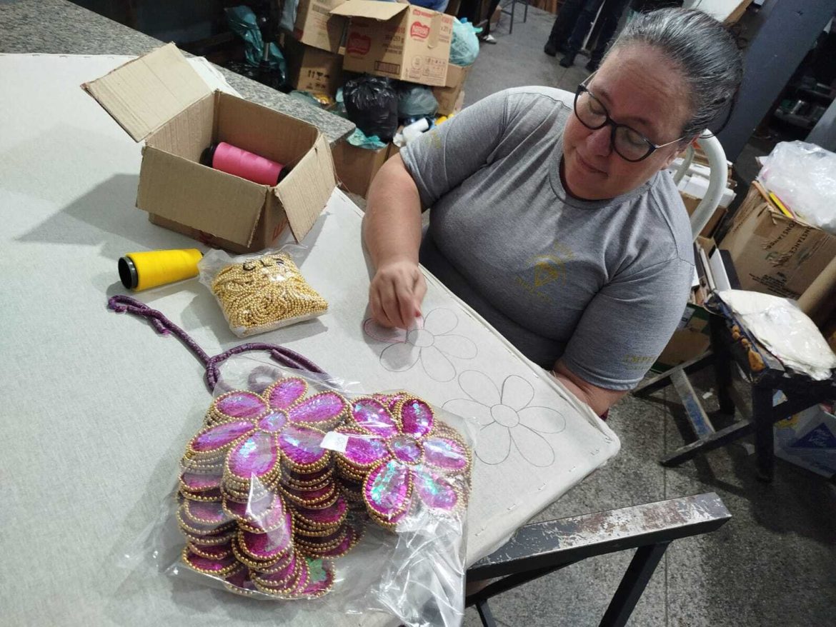 71 cf econoonomia carnaval do rio e são paulo garante a renda de mais de cem famílias de barra mansa