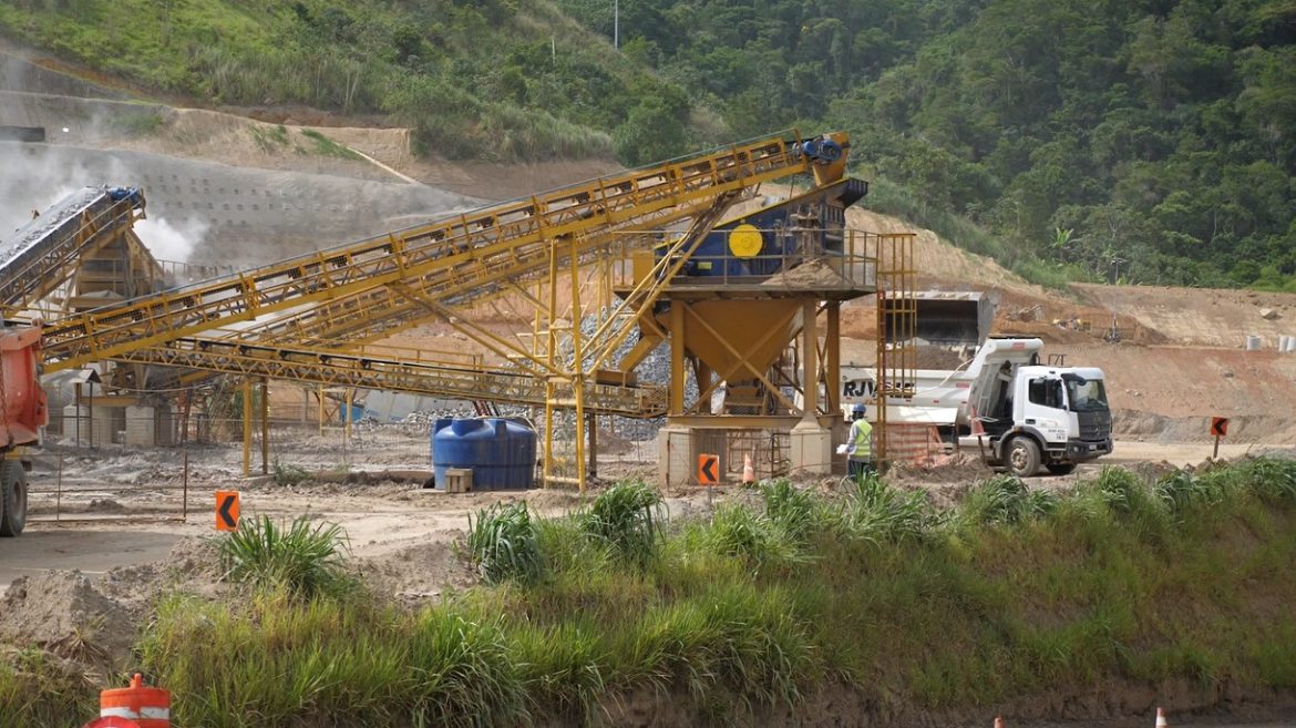 ao todo, as escavações da nova serra das araras geram cerca de 2,5 milhões de metros cúbicos de material de corte magela bastos