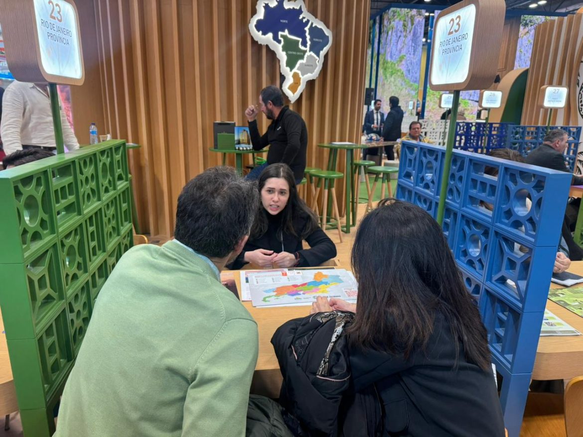 atendimento sobre os destinos turísticos do estado do rio de janeiro no balcão da embratur crédito ascom setur rj atendimento sobre os destinos turísticos do estado do rio de janeiro no balcão da embratur crédito ascom setur rj