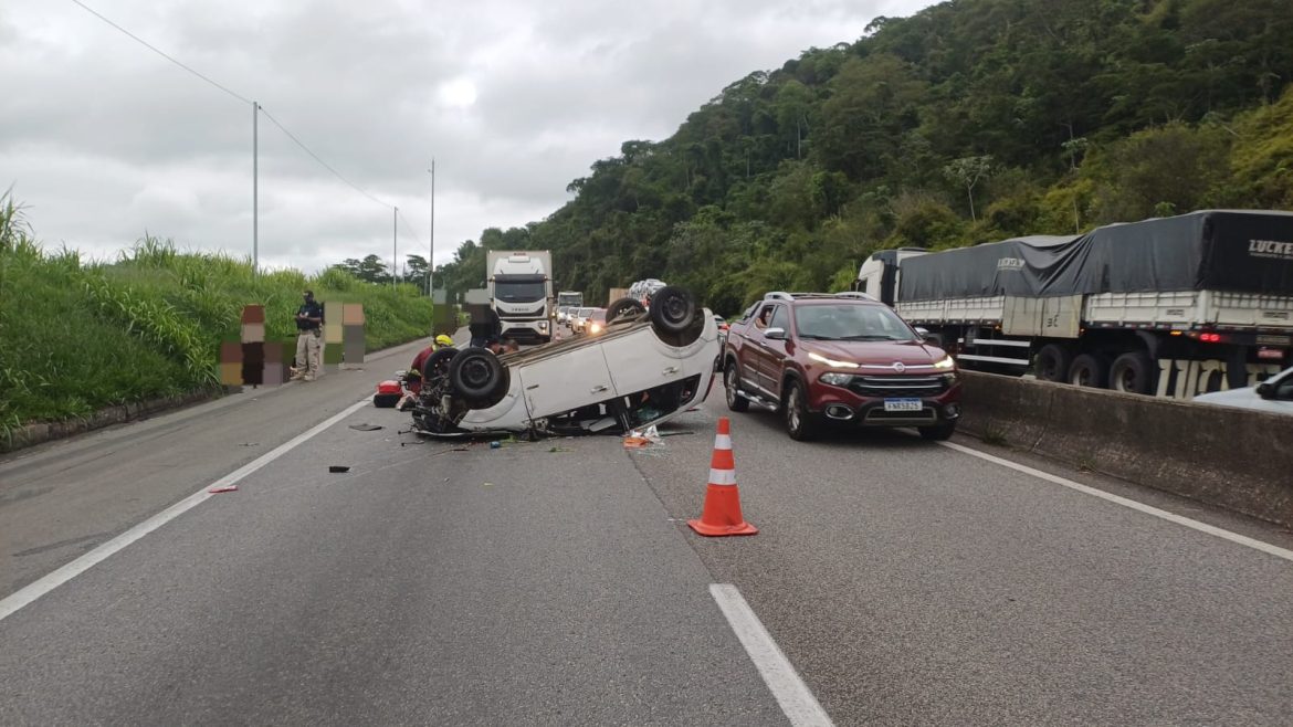 carro capota na dutra e deixa seis feridos da mesma família divulgação