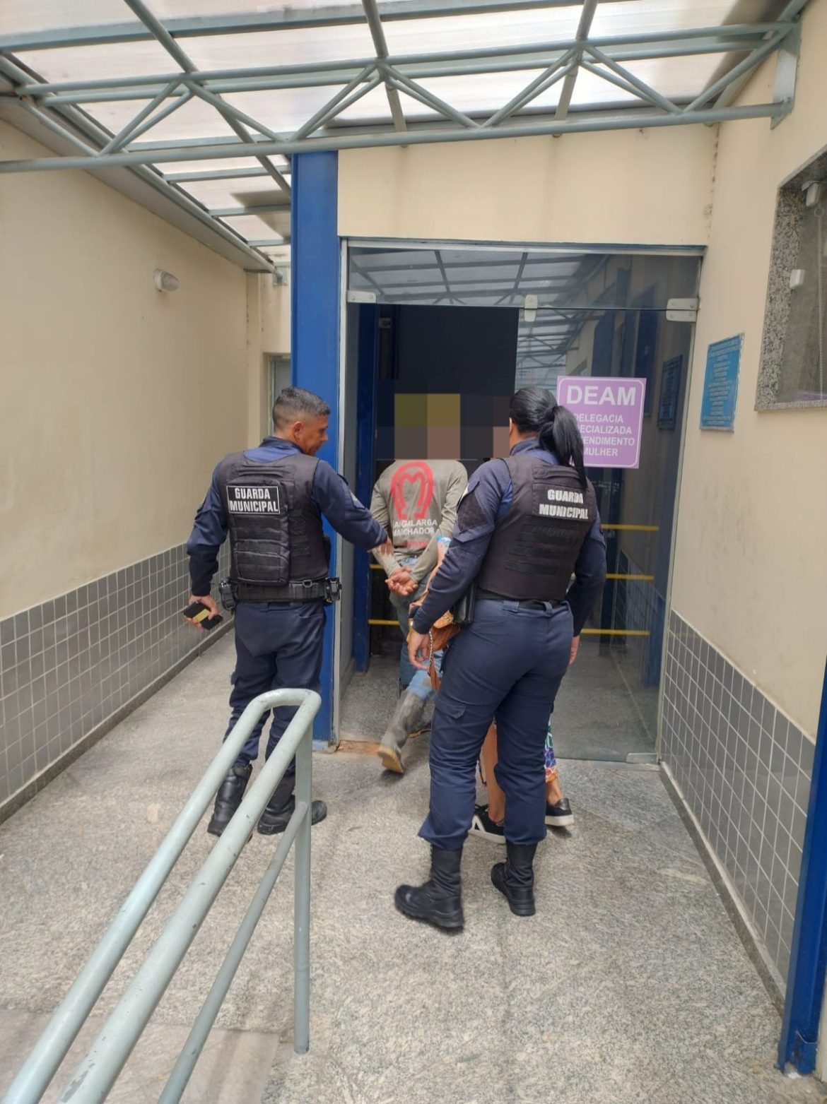 casal suspeito de abandonar criança em volta redonda é preso em motel durante ação integrada divulgação semop