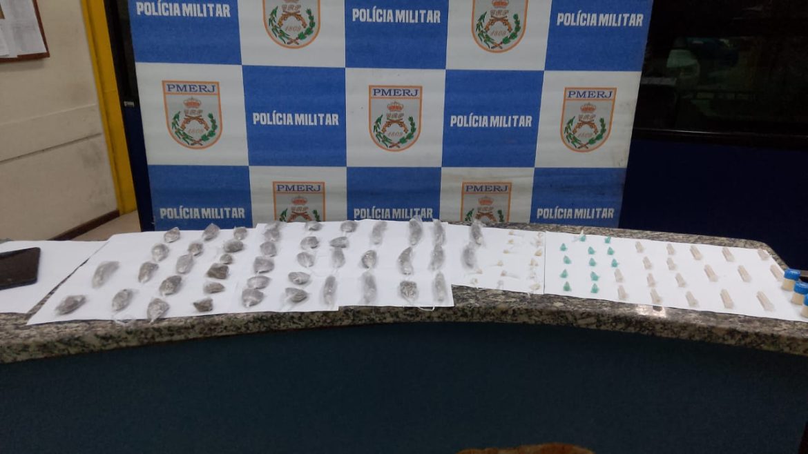 denúncia leva pm a apreender drogas e prender casal em barra mansa divulgação1