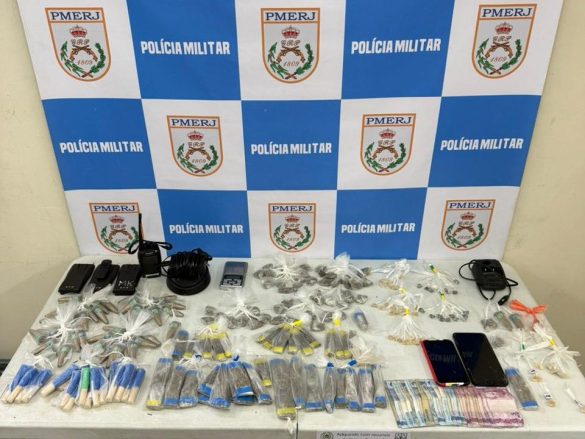 dois suspeitos detidos e drogas apreendidas pela pm no bairro retiro, em volta redonda divulgação