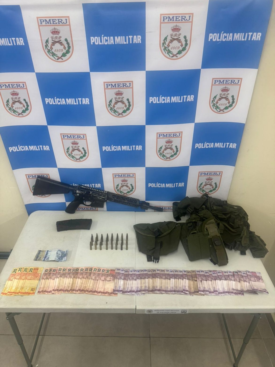 fuzil calibre 5.56 e dinheiro são apreendidos em ação da pm em volta redonda divulgação